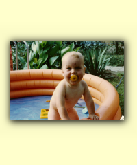 1986 Doreen im Gartenpool.jpg